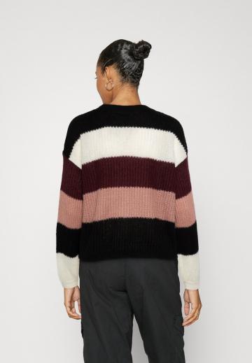 Пуловер в полоску