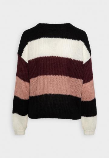 Пуловер в полоску