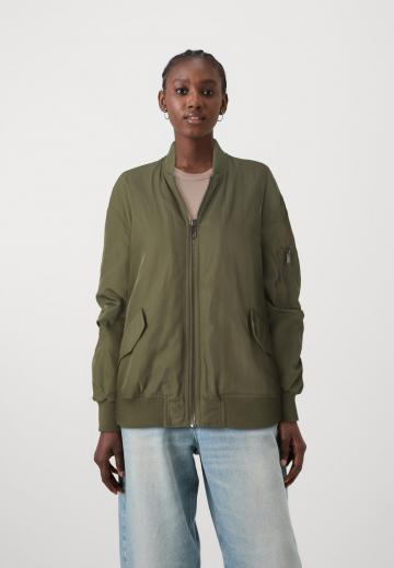 Куртка с накладнымит карманами