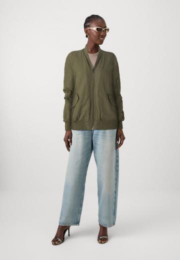 Куртка с накладнымит карманами