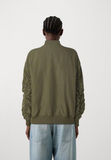 Куртка с накладнымит карманами