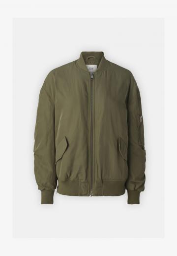 Куртка с накладнымит карманами