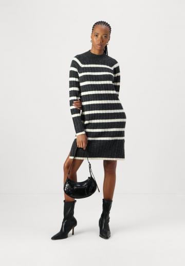 Вязаное платье