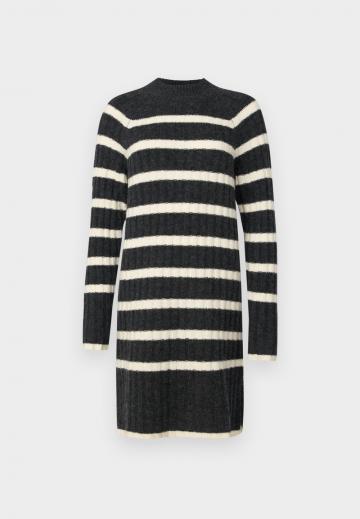 Вязаное платье