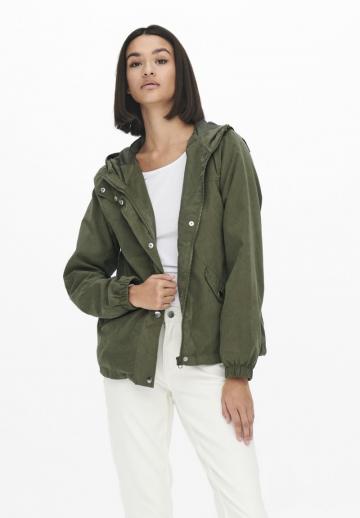 Куртка с накладнымит карманами