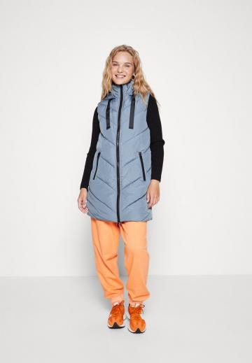 Длинный жилет