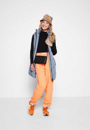 Длинный жилет