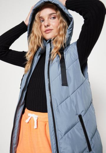 Длинный жилет