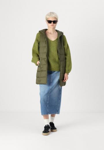 Длинный жилет