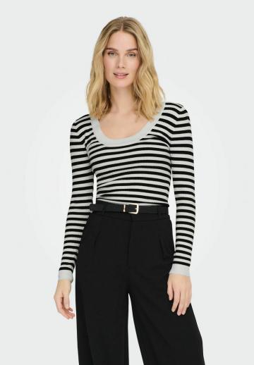 Пуловер в полоску