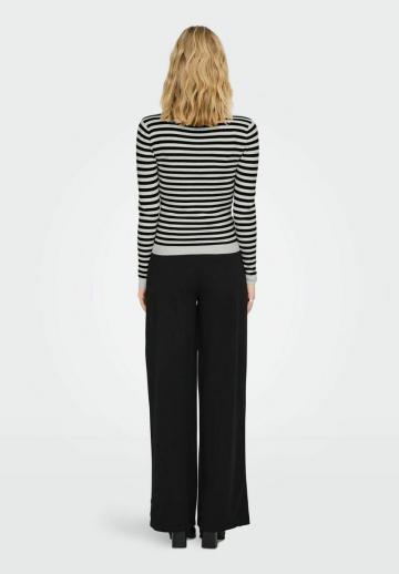 Пуловер в полоску