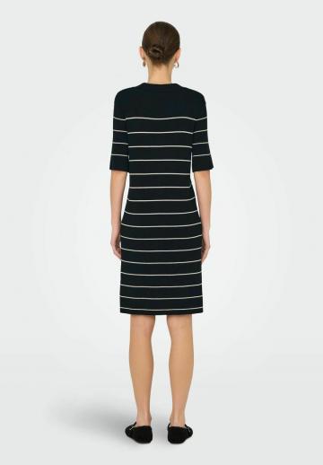 Вязаное платье