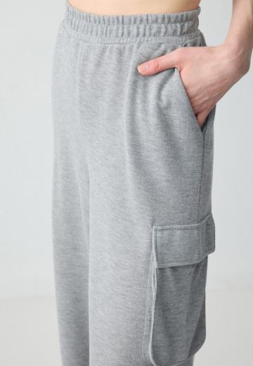 Брюки с накладными карманами