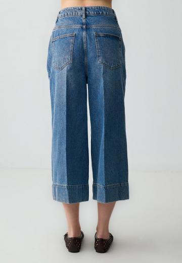 Короткие джинсы