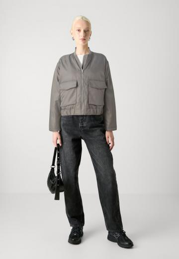 Куртка с накладнымит карманами