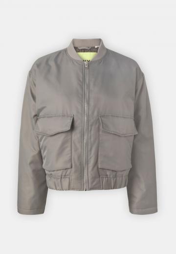 Куртка с накладнымит карманами