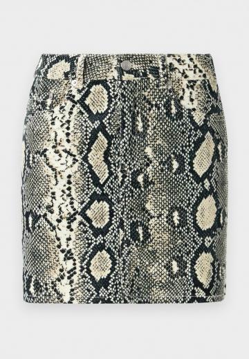 Юбка с накладными карманами