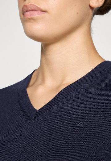 Пуловер с вырезом V