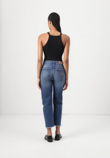 Короткие джинсы