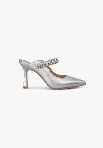 Босоножки на каблуке