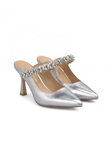 Босоножки на каблуке