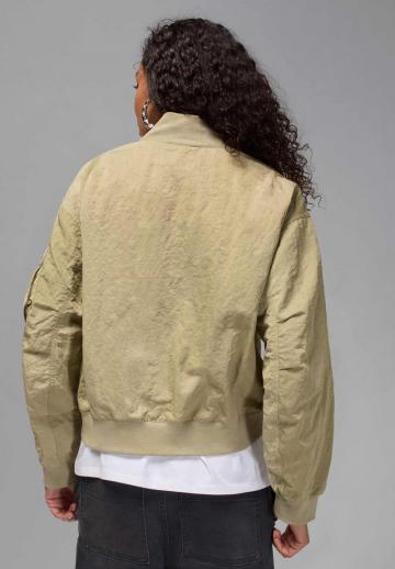 Куртка с накладнымит карманами