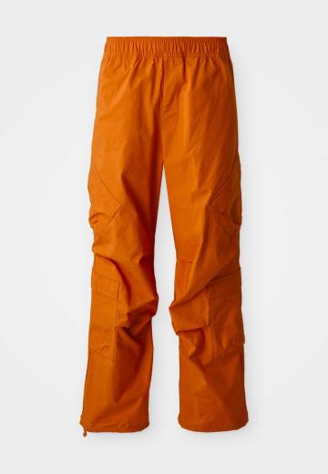 Брюки с накладными карманами