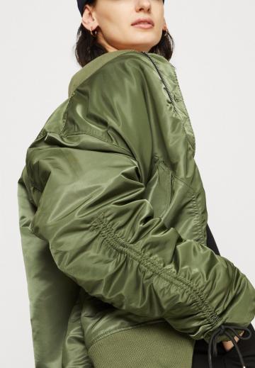 Куртка с накладнымит карманами