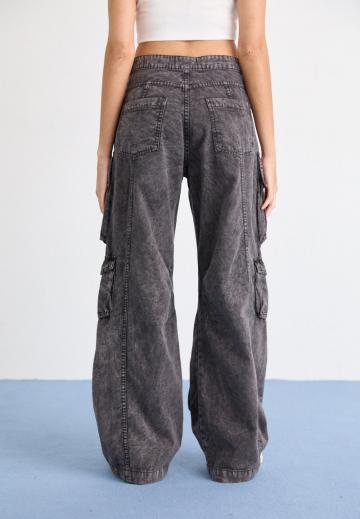 Брюки с накладными карманами