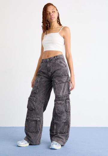 Брюки с накладными карманами