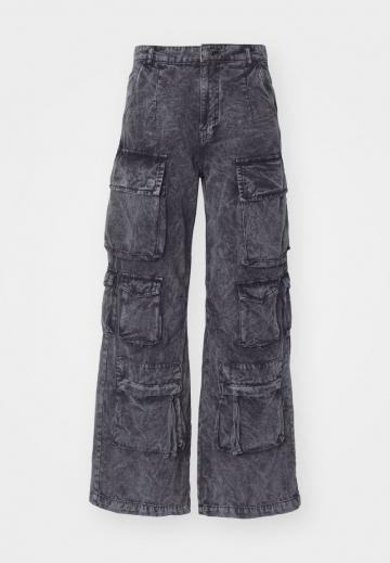 Брюки с накладными карманами