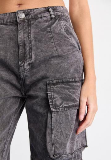 Брюки с накладными карманами