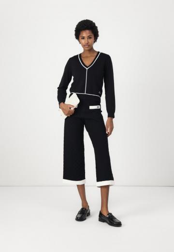 Пуловер с вырезом V