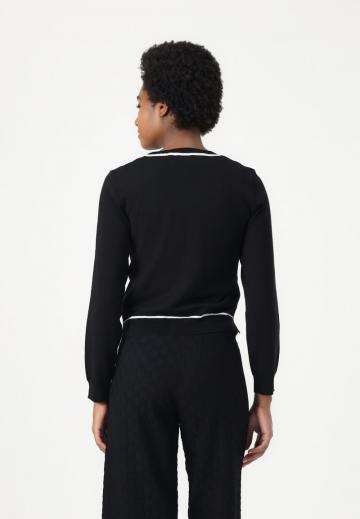 Пуловер с вырезом V