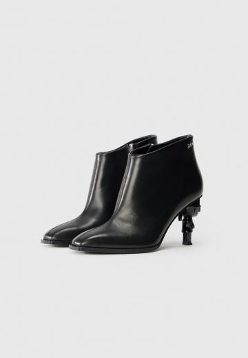 Полусапожки на высоком каблуке