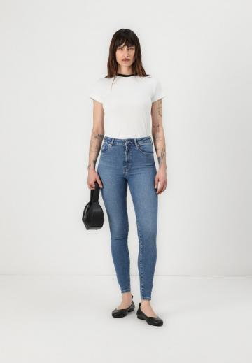 Узкие джинсы