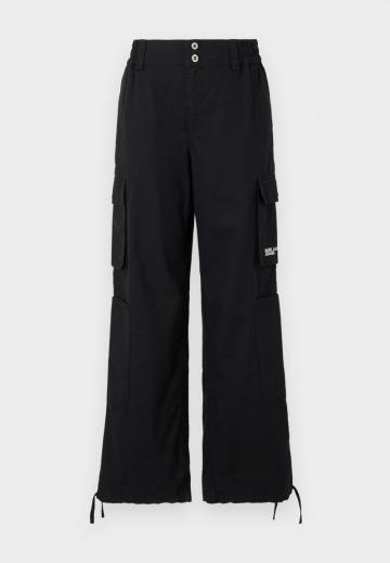 Брюки с накладными карманами