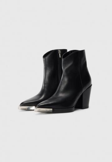 Полусапожки на высоком каблуке