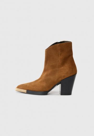 Высокие сапоги