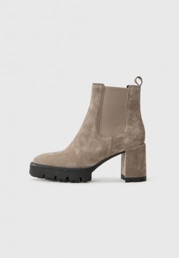 Высокие сапоги