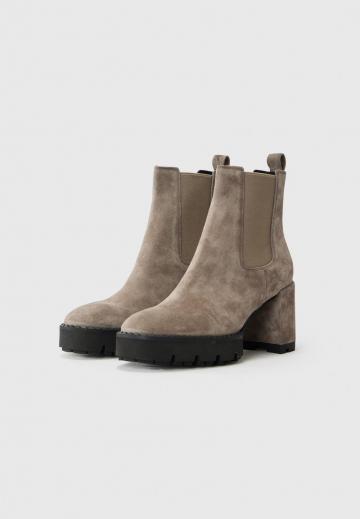 Высокие сапоги