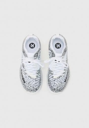 Кроссовки для зала