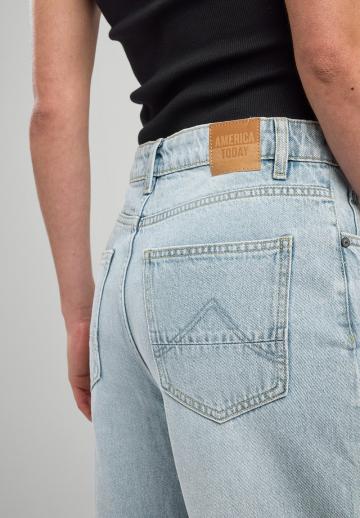 Прямые джинсы