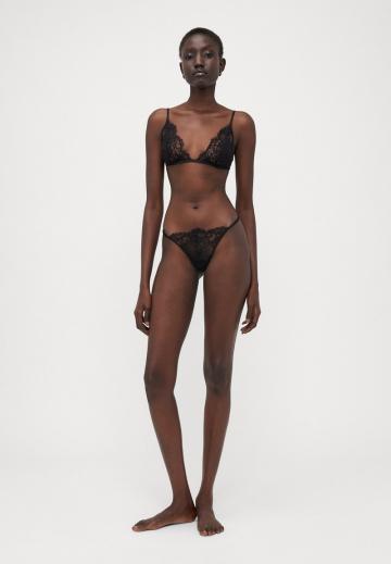 Трусы на бедрах