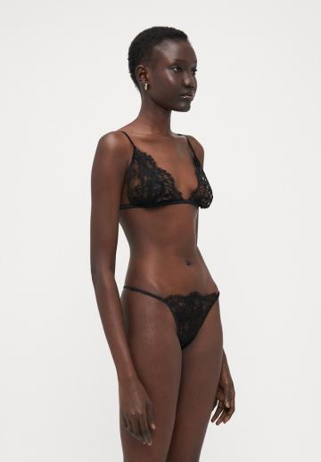 Трусы на бедрах