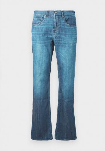 Прямые джинсы
