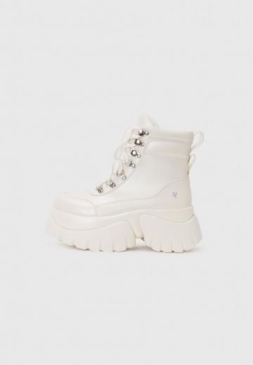 Сапожки на танкетке