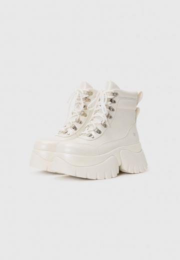 Сапожки на танкетке