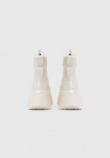 Сапожки на танкетке