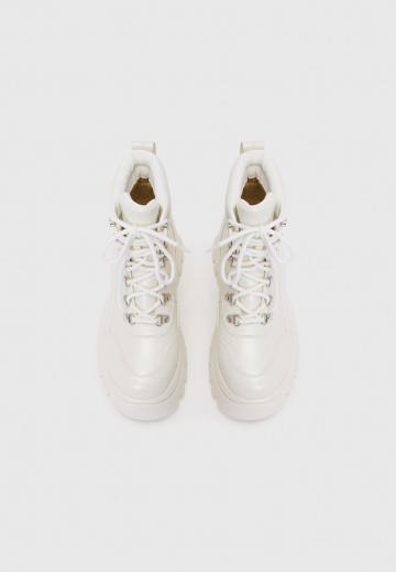 Сапожки на танкетке